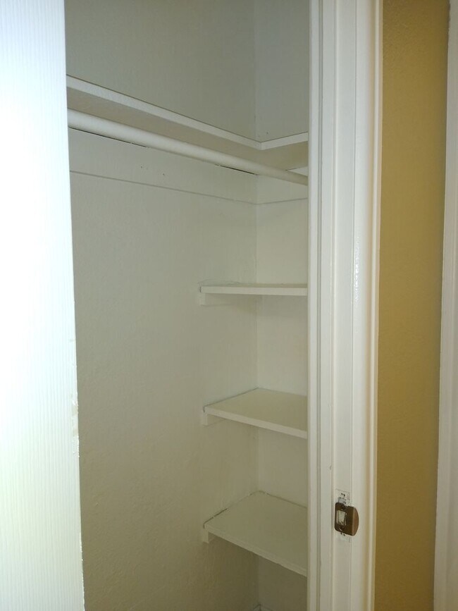 Building Photo - Charming Large 1 Bedroom in the Heart of the City