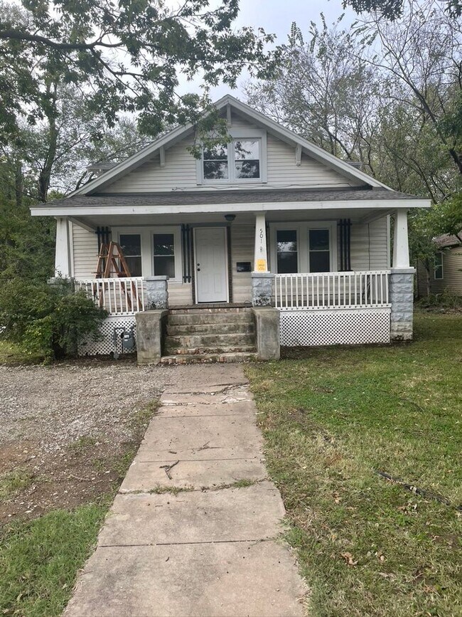 Building Photo - COMING SOON!  GORGEOUS 4BR/1BA - Large Cor...