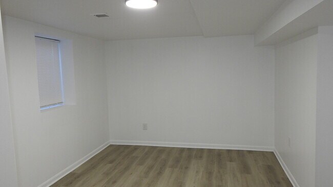 Building Photo - 4 bed 2 bath for Rent in Roeland Park, KS