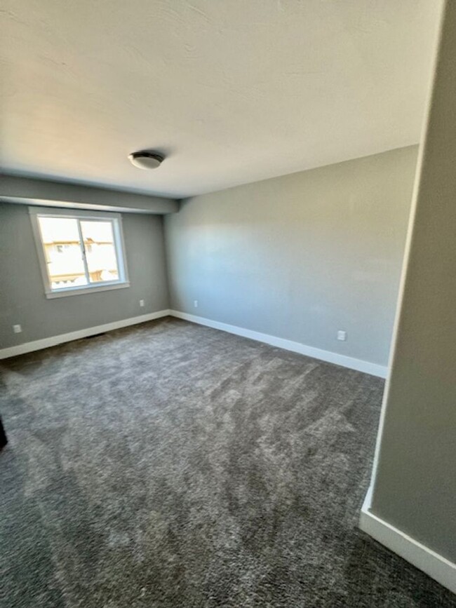 Building Photo - 3 Bedroom, 2 1/2 Bathroom Townhouse -2 wee...