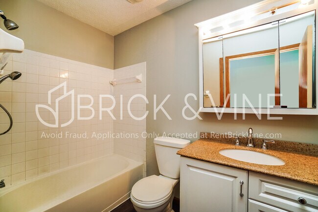 Building Photo - 950 Radbourne Dr