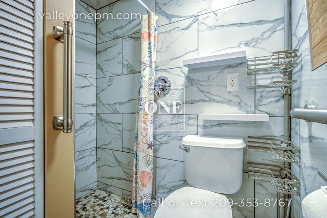 Building Photo - Luxury Private Furnished 2 Bed 2 Bath Suite With Private Courtyard - Utilities Included!