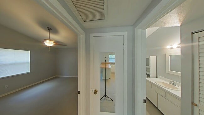 Building Photo - Cute and Cozy 1 Bed/1 Bath Apartment