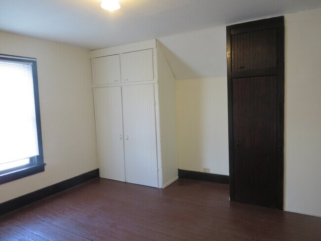 Building Photo - Large Three Bedroom, 1.5 Bathroom Home hal...