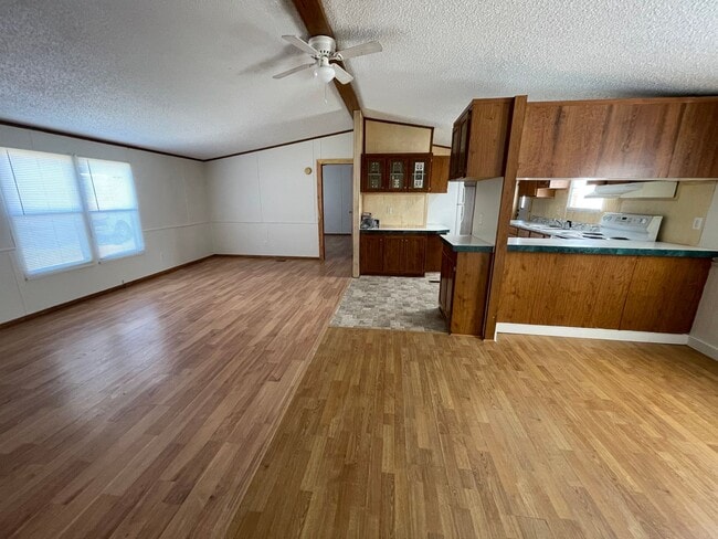 Building Photo - 3 BR, 2 BA doublewide in Pikeville!