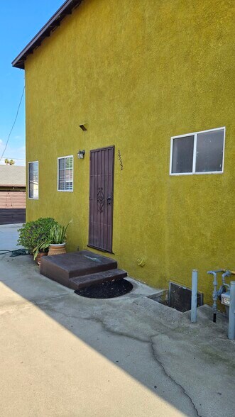 Building Photo - 3552 Locke Ave