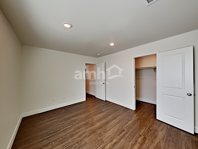 Building Photo - 1518 Golden Hour Ave