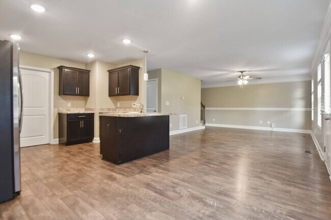 Building Photo - Three Bedroom in Magnolia Place!