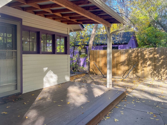 Building Photo - 802 Ussie Ave