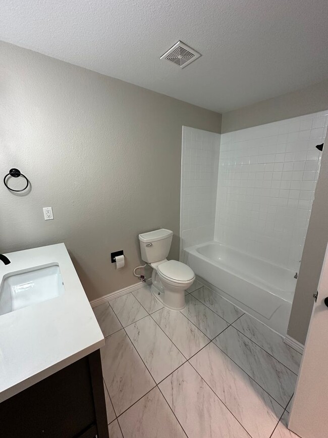Building Photo - BEAUTIFULLY UPDATED 3 BEDROOM, 2 BATHROOM TWIN HOME WITH ATTACHED 1 CAR GARAGE