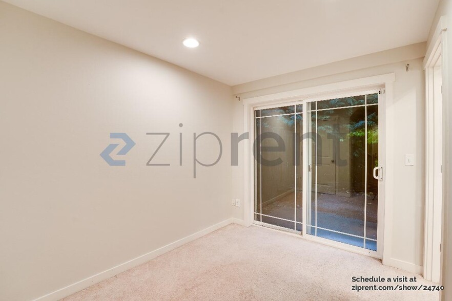 Building Photo - 9506 Interlake Ave N