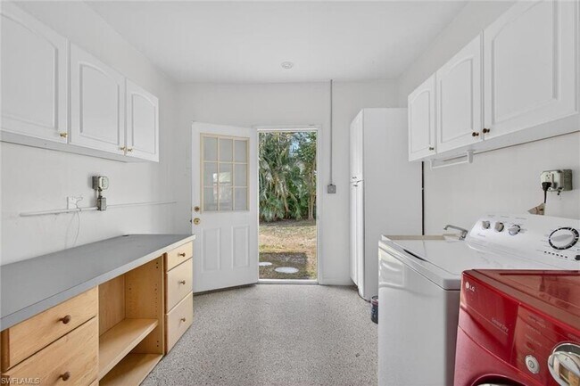 Building Photo - 1420 Maravilla Ave