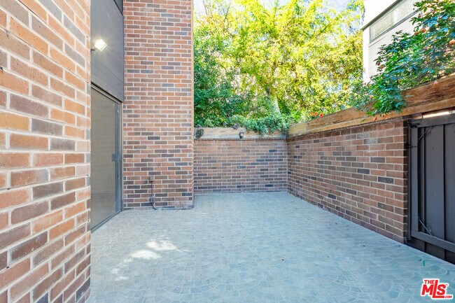 Building Photo - 9323 Burton Wy