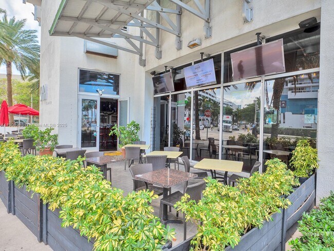 Building Photo - 1750 N Bayshore Dr