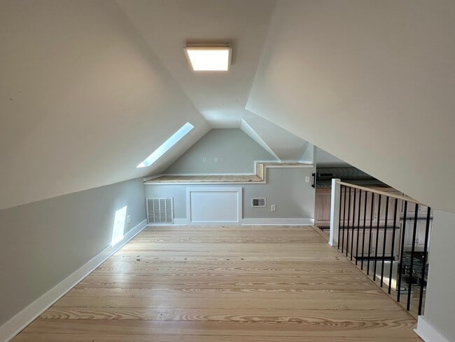 Building Photo - Charming Private Carriage Home in Downtown...