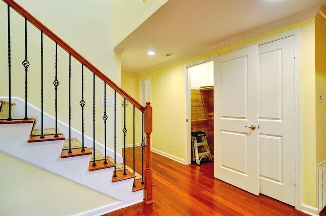 Building Photo - 3024 Hulen Ct