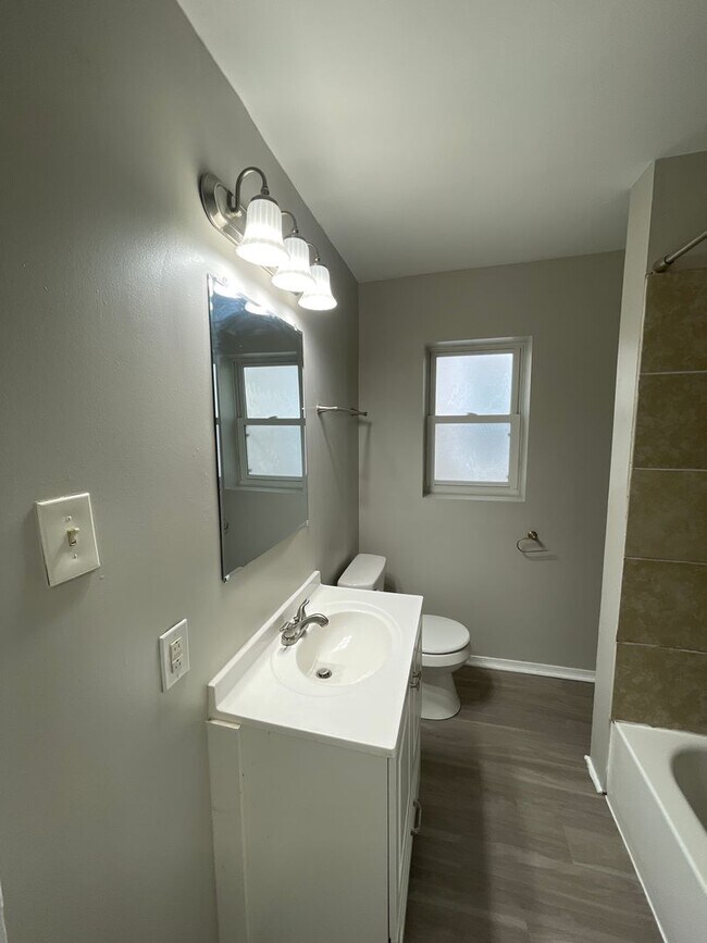 Building Photo - Three Bedroom Single Family Home Close to ...