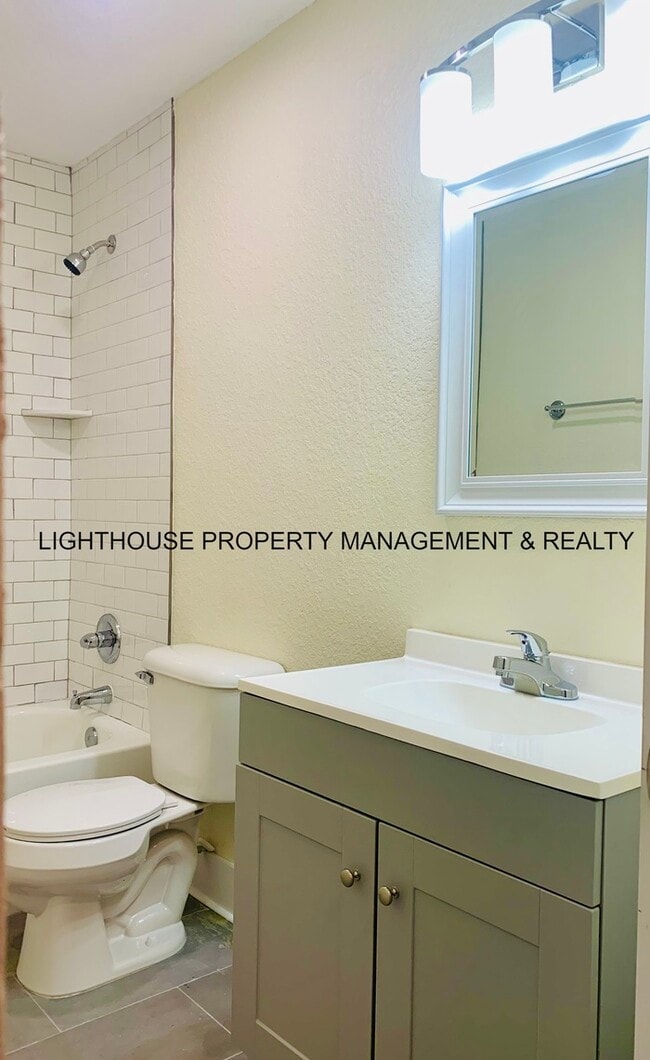 Building Photo - Fully Renovated & Cozy 3 Bed/2 Bath with F...