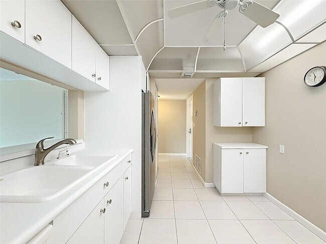 Building Photo - 1147 Hillsboro Mile Unit 506