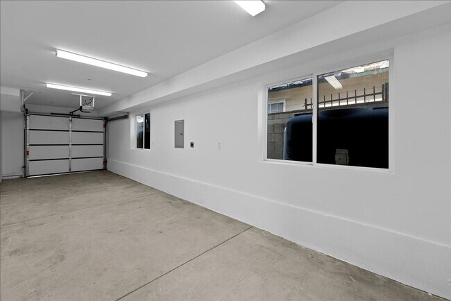 Building Photo - Modern Three Story Apartment!