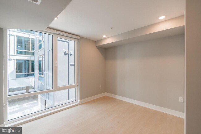 Building Photo - 6604 Ridge Ave
