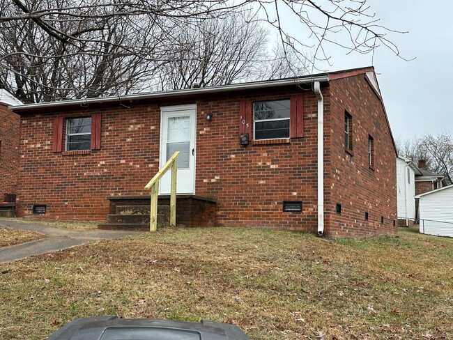 Primary Photo - Cute 3 Bedroom/1 Bath House Near Downtown ...