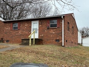 Building Photo - Cute 3 Bedroom/1 Bath House Near Downtown Winston