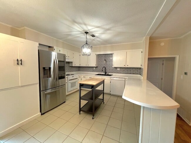 Building Photo - Cute bungalow in the heart of everything! Updated!