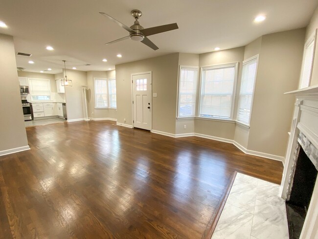 Building Photo - Recently renovated, 2 Bed, 1 Bath with Bon...