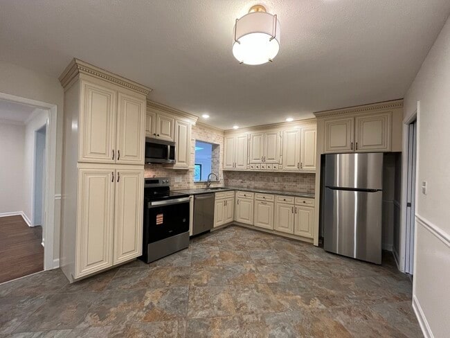 Building Photo - 908 Lynbrook Dr