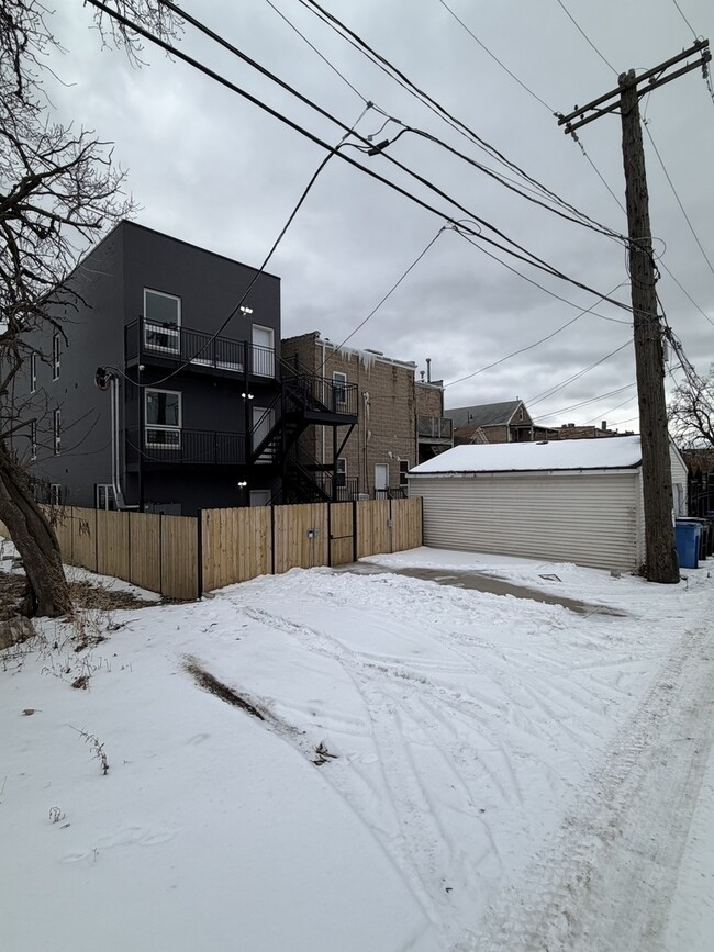 Building Photo - 2622 W Adams St