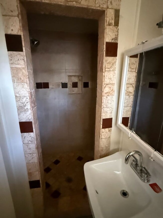 Building Photo - Modern Comfort in the Heart of Tempe