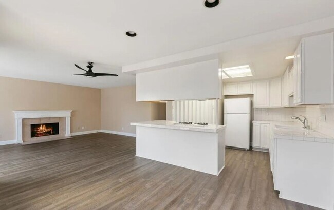 Building Photo - Spacious Carlsbad Condo Walking distance t...