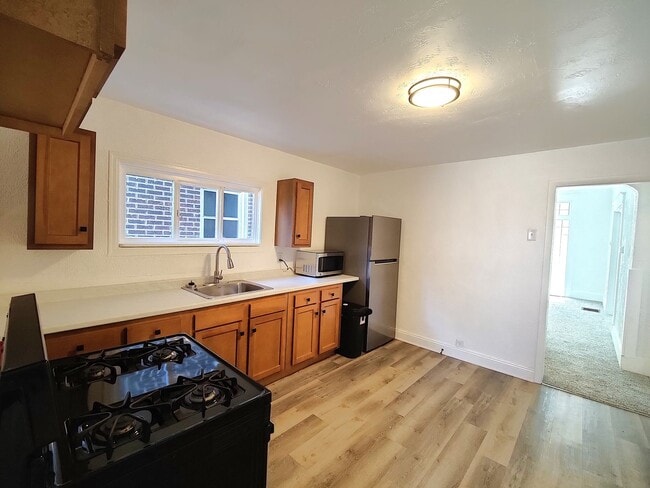 Building Photo - *Beautifully Updated & Spacious 6BD/1.5BA ...