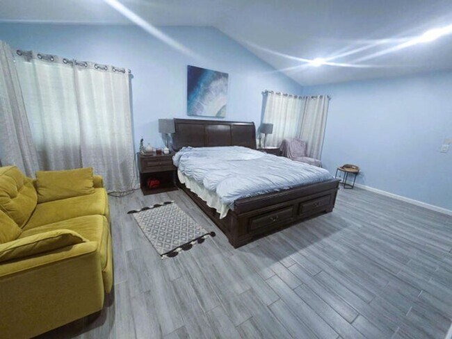 Building Photo - 5885 Northpointe Ln