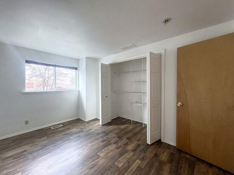 Building Photo - 10610 W Hinsdale St