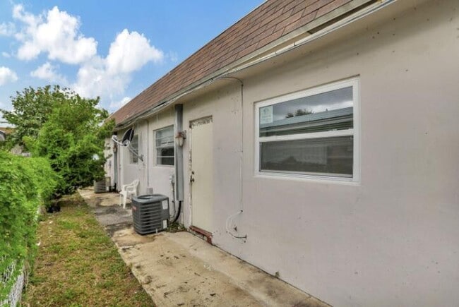 Building Photo - 240 SE 9th Ave