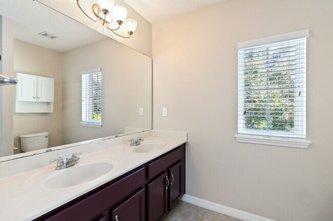 Building Photo - MOVE IN SPECIAL- Beautiful 4/2.5 Townhome For Rent in Harmony