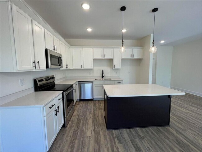 Building Photo - Single Family Home in Seneca!