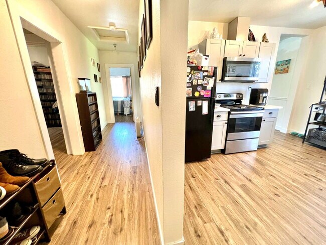 Building Photo - Corner Unit in the Heart of the Tacoma Art District!