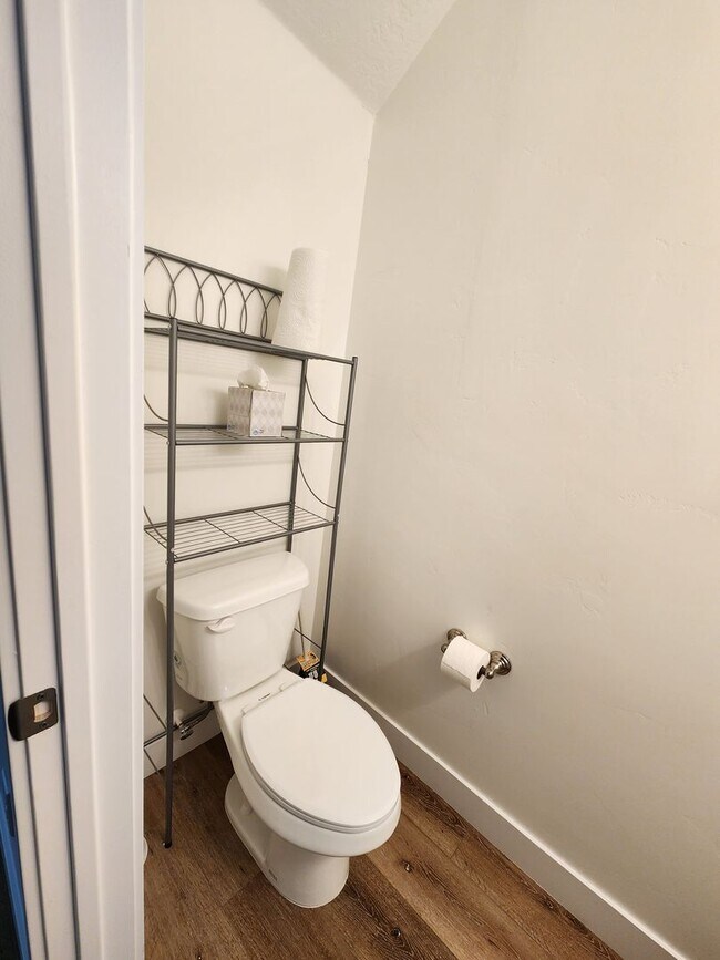 Building Photo - Beautiful Modern Townhome with Spacious La...