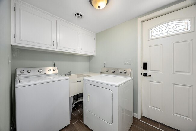 Building Photo - 4790 Belzair Dr