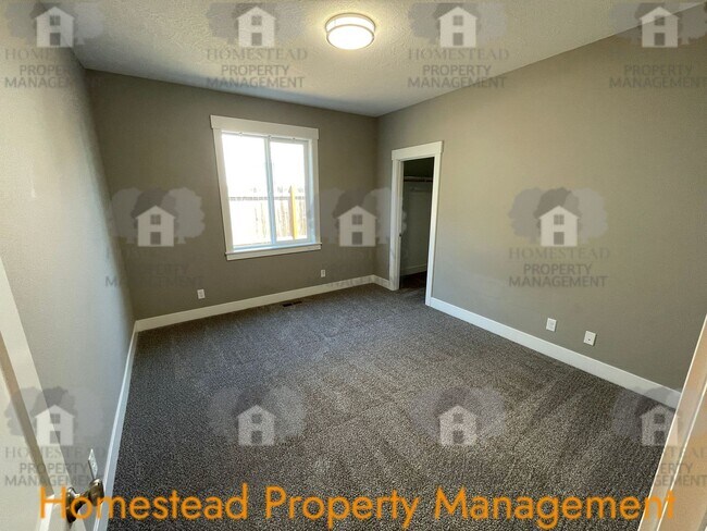 Building Photo - A HOME FOR THOSE WITH DISCERNING TASTE!