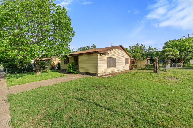 Building Photo - 1302 Redondo Dr