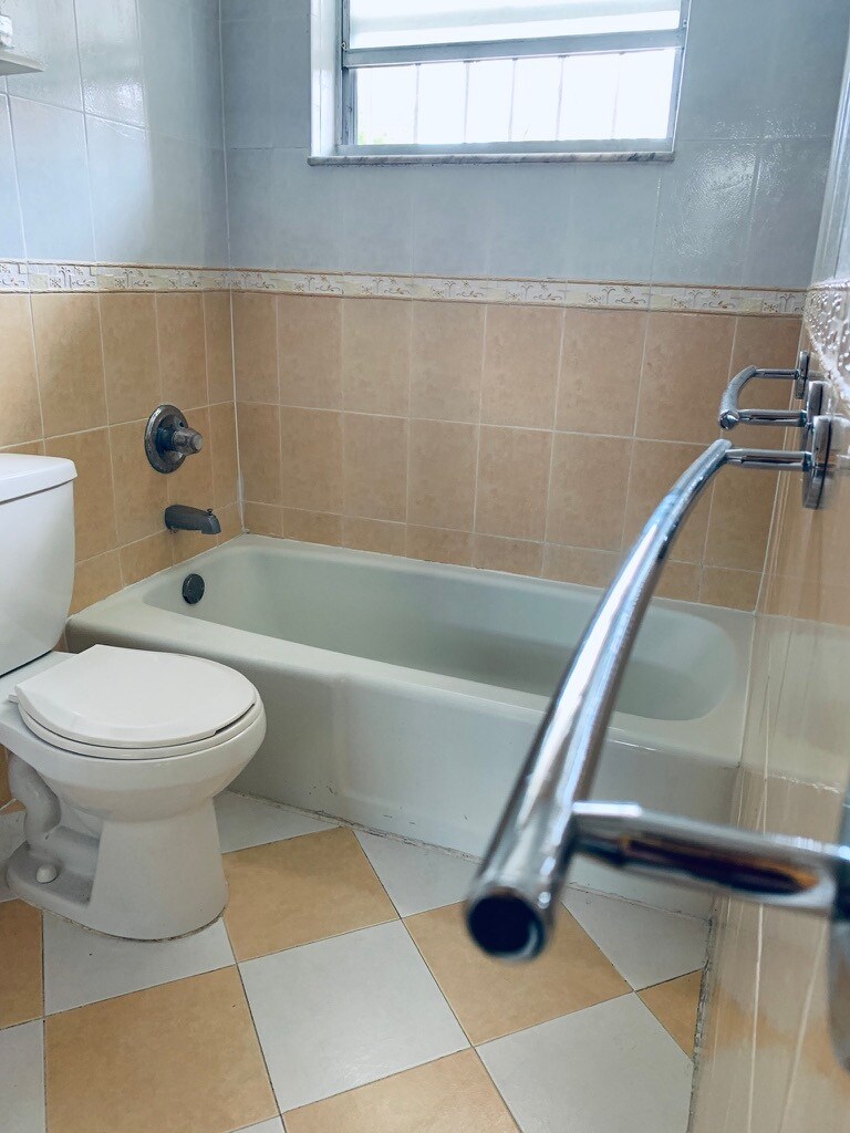 Building Photo - 1750 W 46th St