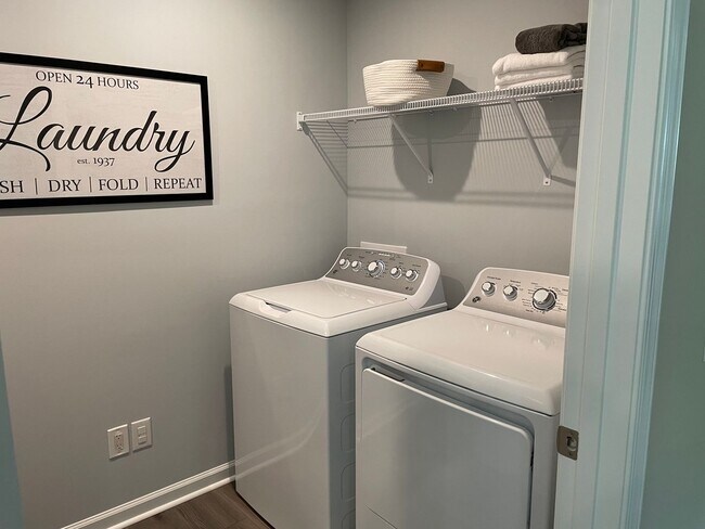 Building Photo - 3 Bedroom 2 Bathroom at Sharron Creek-Pet ...