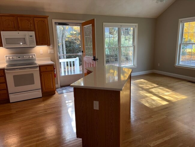 Building Photo - 13 Meadowbrook Rd