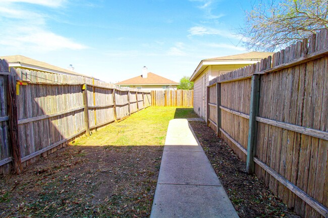 Building Photo - 10216 Lateleaf Oak