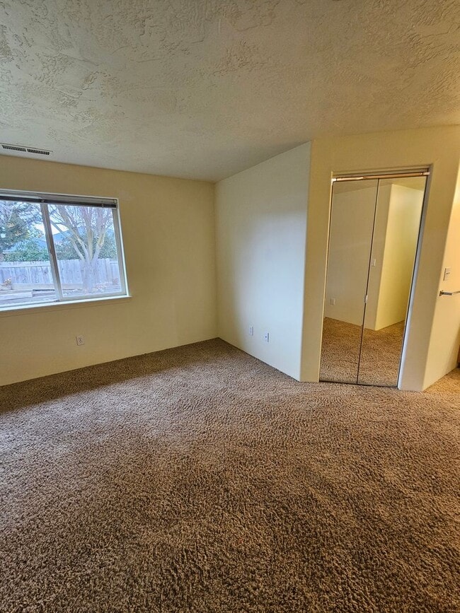 Building Photo - Lovely Central Point Home in Convenient Location