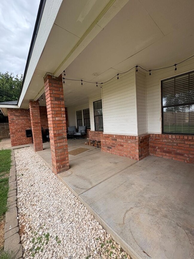Building Photo - 2422 Howard Cowper Dr